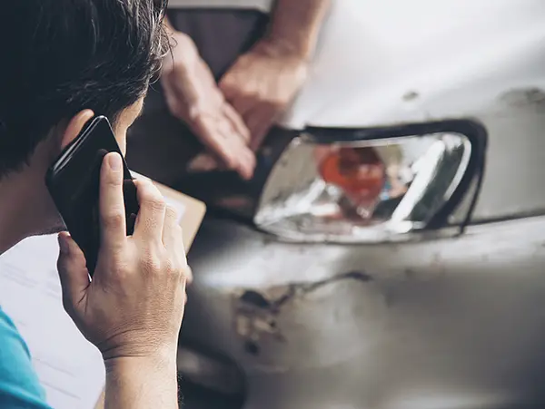 Imagen de hombre llamando por un accidente de trafico