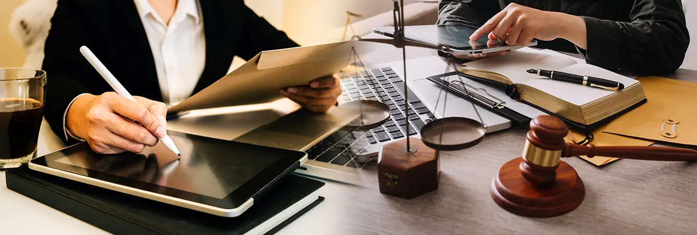 Imagen de abogado y cliente realizando diferentes tramites públicos y administrativos