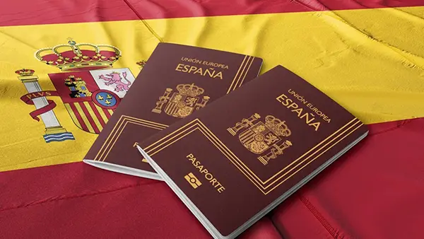 Imagen de la bandera de España junto con 2 pasaportes