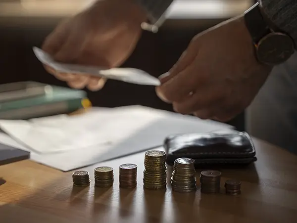 Imagen contando monedas para presupuesto