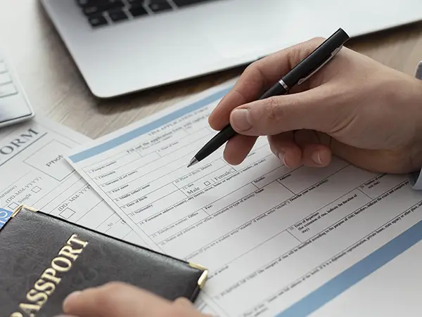 Imagen de uno de nuestros abogados tramitando documentación